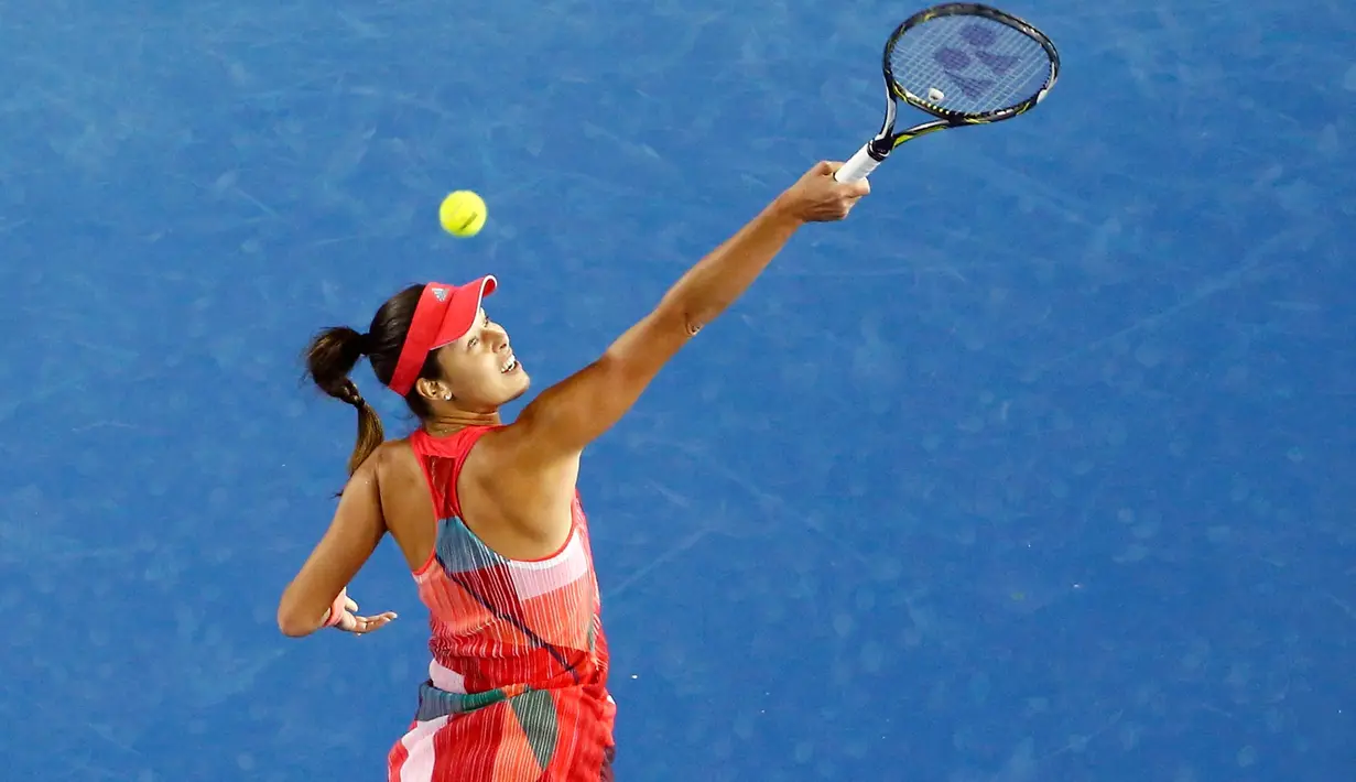 Aksi Ana Ivanovic mengembalikan bola pukulan petenis asal Latvia Anastasija Sevastova saat bertanding di Australia Open 2016 di Melbourne (23/1/2016). (REUTERS/Jason O'Brien)