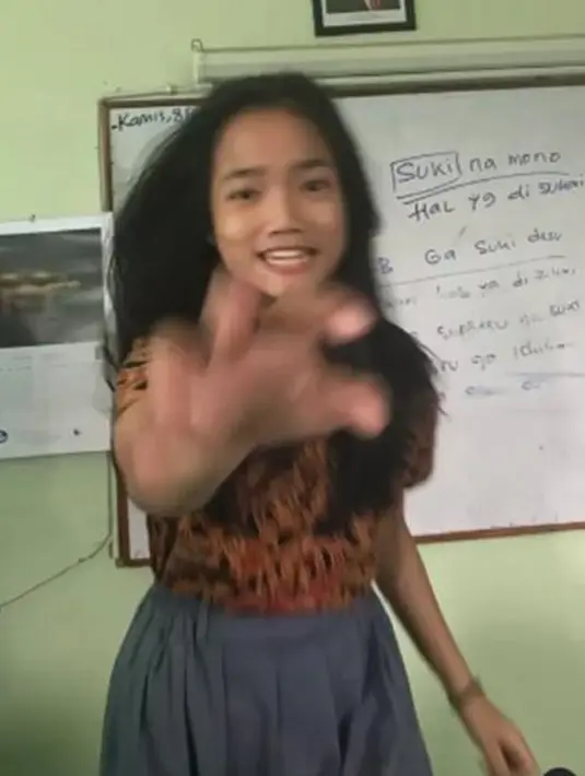 Adik ipar mendiang Vanessa Angel memang orang yang sangat aktif dan antusias. Potret tengilnya Fuji saat SMA ini menjadi bukti bahwa ia sangat ceria dan seru. Keseruan Fuji ini sukses bikin warganet ikut senyum lebar. (Liputan6.com/IG/fuji_an)