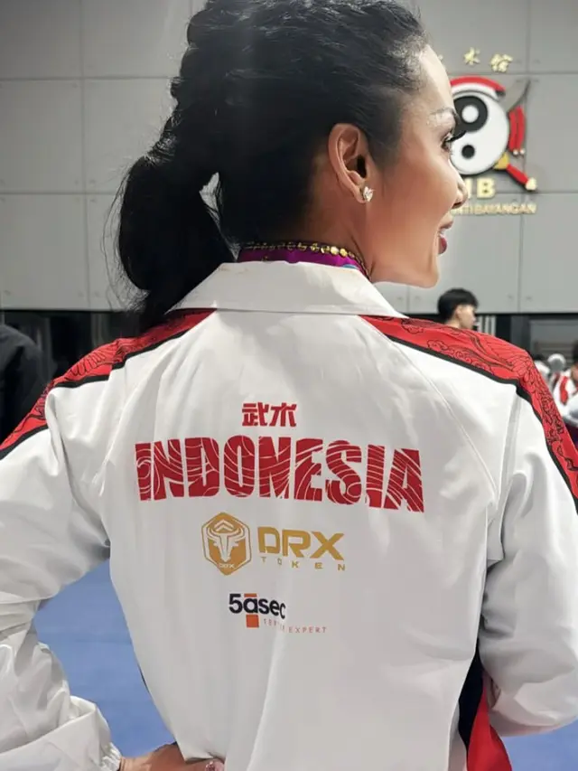 Krisdayanti mengenakan jaket tim Indonesia. [@krisdayantilemos]]