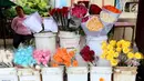 Deretan bunga mawar aneka warna dijual di kawasan Tangerang, Banten, Selasa (13/2). Hari Valentine atau Hari Kasih Sayang diperingati setiap tanggal 14 Februari. (Liputan6.com/Angga Yuniar)