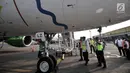 Menteri Perhubungan (Menhub) Budi Karya Sumadi mengecek kondisi pesawat saat meninjau pelayanan arus mudik di Bandara Halim Perdanakusuma, Jakarta, Senin (11/6). (Merdeka.com/Iqbal Nugroho)