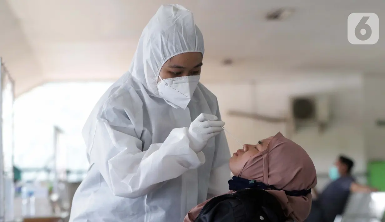 Warga menjalani rapid test antigen di Terminal Bus Antar Kota Antar Provinsi Kampung Rambutan, Jakarta, Kamis (20/5/2021). Penumpang bus yang tiba maupun akan berangkat diwajibkan menjalani pengecekan bebas COVID-19 melalui rapid test antigen atau GeNose. (Liputan6.com/Helmi Fithriansyah)