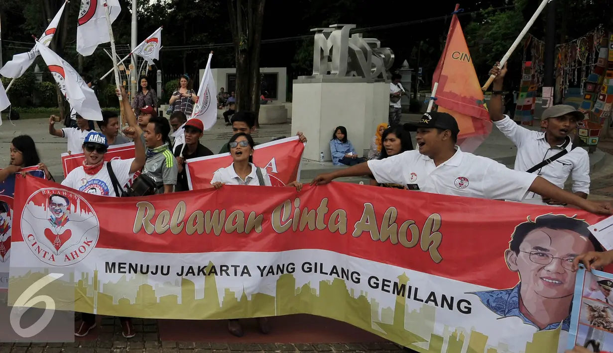 Relawan membentangkan spanduk mendeklarasikan kegiatan "Relawan Cinta Ahok", Jakarta, Sabtu (17/9). Dalam kegiatan tersebut mereka mendukung dan berharap Gubernur Basuki T Purnama kembali mencalonkan diri di Pilkada 2017-2022. (Liputan6.com/Johan Tallo)
