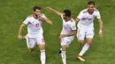 Para pemain Iran merayakan gol yang dicetak Karim Ansarifard ke gawang Portugal pada laga grup B Piala Dunia di Saransk, Senin (25/6/2018). Gol ini tercipta pada menit ‘90+3 atau masa injury time. (AFP/Mladen Antonov)
