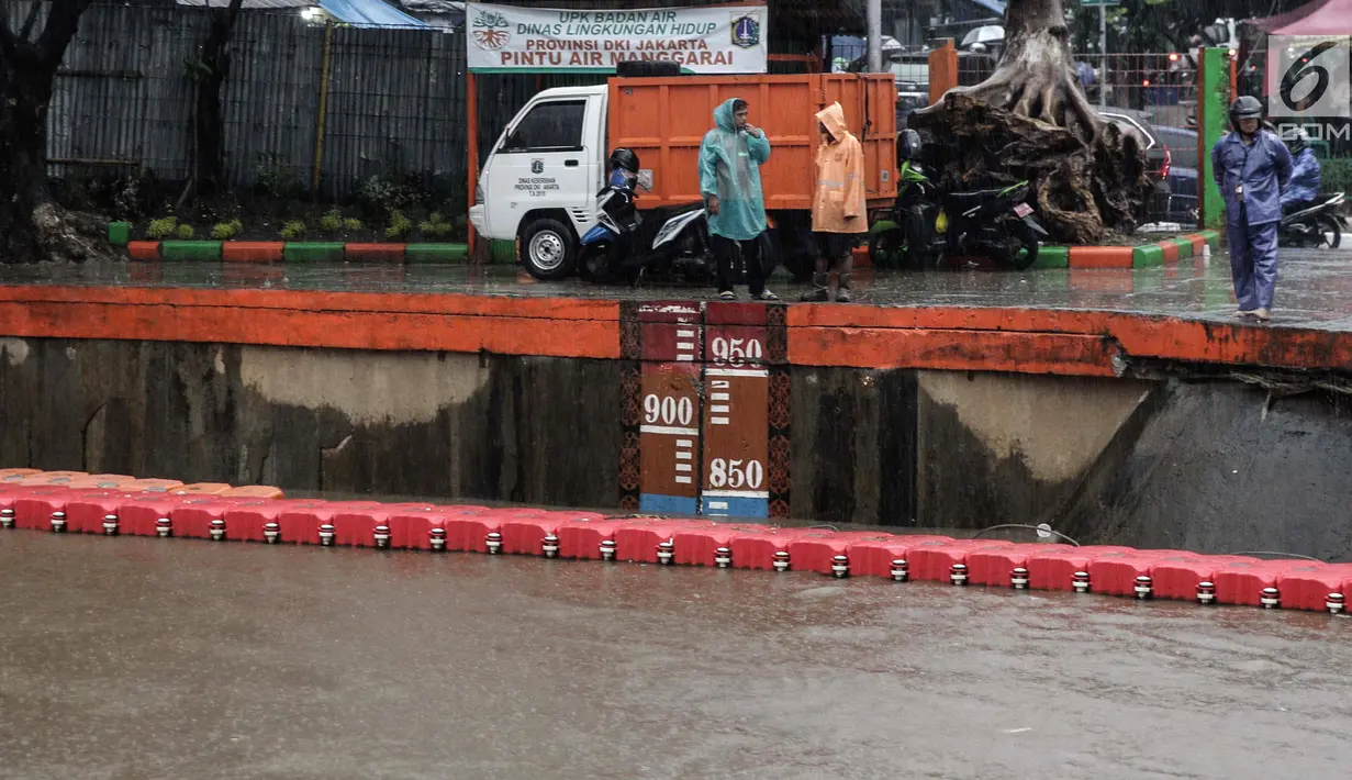 Kondisi terkini debit air di Pintu Air Manggarai, Jakarta, Senin (5/2). Ketinggian air di Pintu Air Manggarai hingga sore terus meningkat mencapai ketinggian 800cm. (Liputan6.com/Faizal Fanani)
