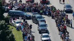 Iring-iringan mobil jenazah Muhammad Ali menuju pemakaman di Louisville, Kentucky, Amerika Serikat, Jumat (10/6). Ribuan penggemar tak ingin ketinggalan untuk bisa mengantarkan kepergian Muhammad Ali ke pemakaman. (REUTERS / Adrees Latif)