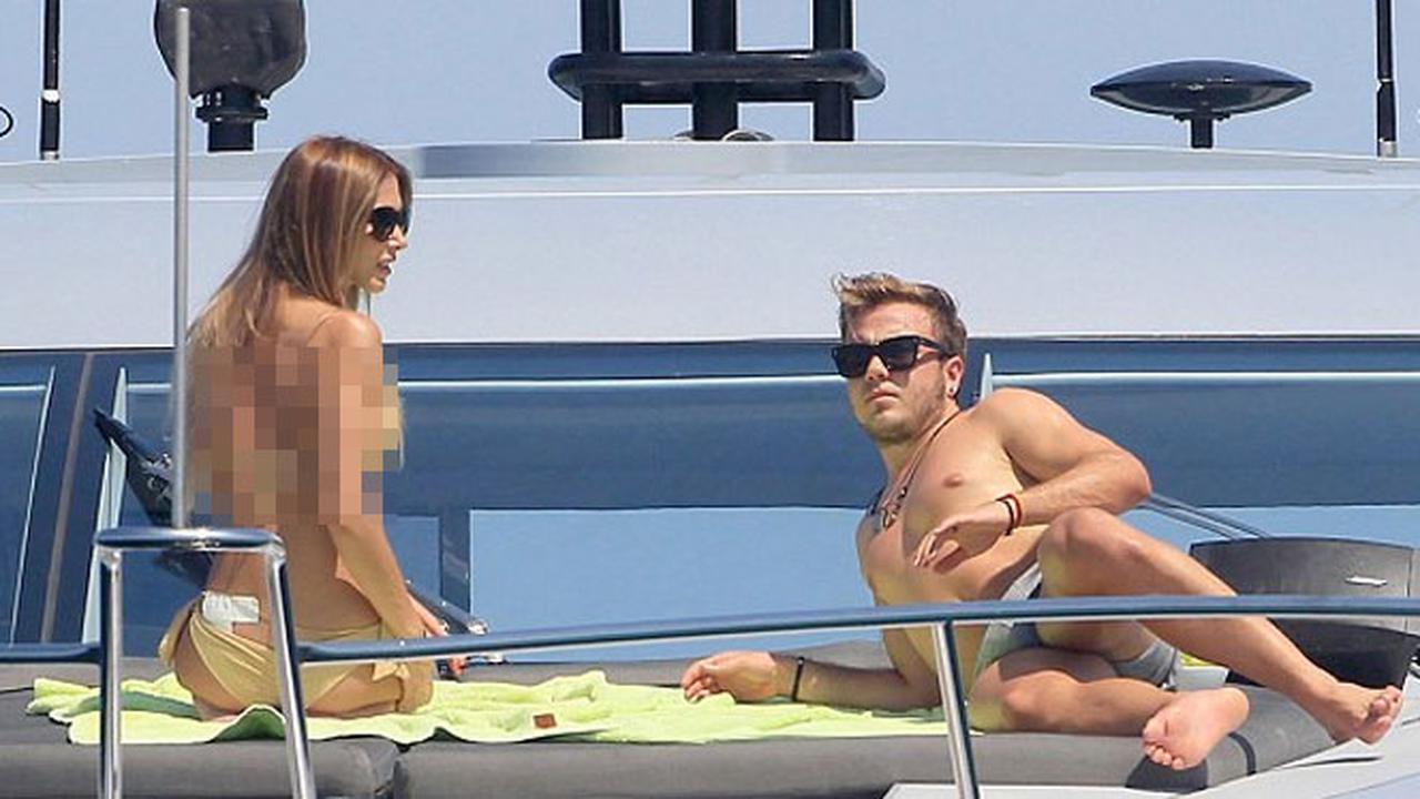 Mario Gotze berjemur