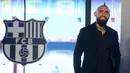 Pemain baru Barcelona, Arturo Vidal tersenyum saat presentasi resminya di Stadion Camp Nou, Barcelona, Spanyol, Senin (6/8). (Josep LAGO/AFP)