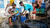 Sejumlah warga mengisi ember mereka dengan air bersih kawasan Muara Angke, Jakarta, Selasa (4/8/2015). Memasuki musim kemarau, warga kesulitan mendapatkan air bersih karena beberapa sumber air mengalami kekeringan. (Liputan6.com/Faizal Fanani)