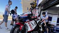 Pembalap SDG MS Harc-Pro.Honda.Ph, Haruki Noguchi berisap untuk mengikuti latihan bebas pada kelas ASB1000 ARRC Mandalika 2023 di Sirkuit Mandalika, Lombok, Jumat (11/08/2023). (Twitter/@SdgMSOfficial)