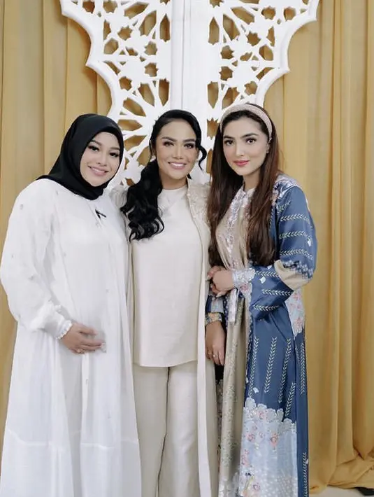 Aurel Hermansyah tampil dengan gamis putih dilengkapi dengan kerudung hitamnya. @aurelie.hermansyah.