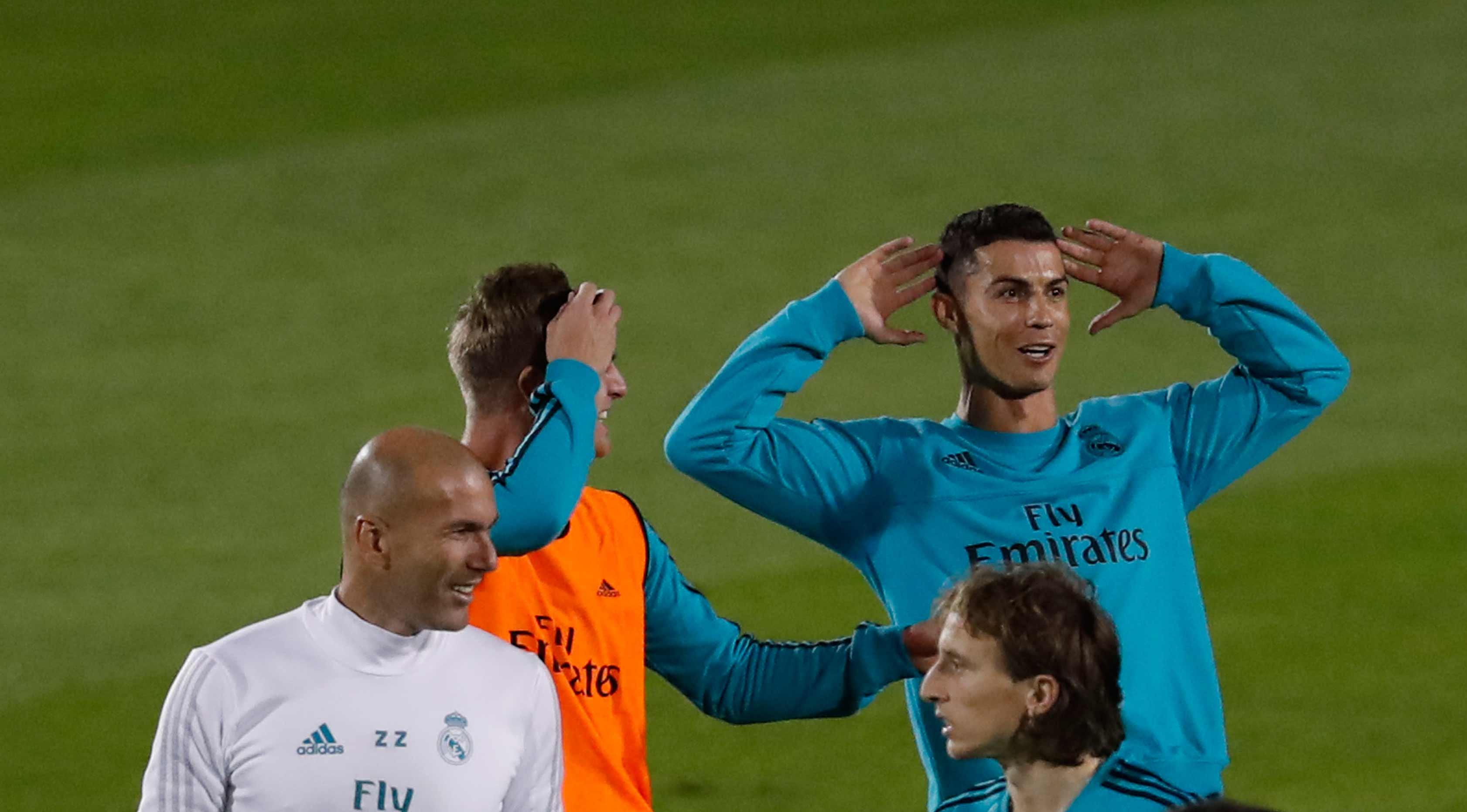 Penyerang Real Madrid, Cristiano Ronaldo melakukan pemanasan saat mengikuti sesi latihan di Abu Dhabi, Uni Emirat Arab,(11/12). Madrid akan menghadapi klub Uni Emirat Arab, Al Jazira pada laga semifinal Piala Dunia klub. (AP Photo/Hassan Ammar) Event	 Location	 Publish_date	 Category	Bola Photographer	Johan Fatzry Aksi	 EditDelete