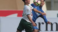 Duel pemain Persib Bandung U-19, Indra Mustafa (kanan) dengan pemain PS TNI U-19, Ghulam Rahman pada lanjutan Liga 1 2017 U-19 di Stadion Si Jalak Harupat, Sabtu (05/8/2017). (Bola.com/Nicklas Hanoatubun)