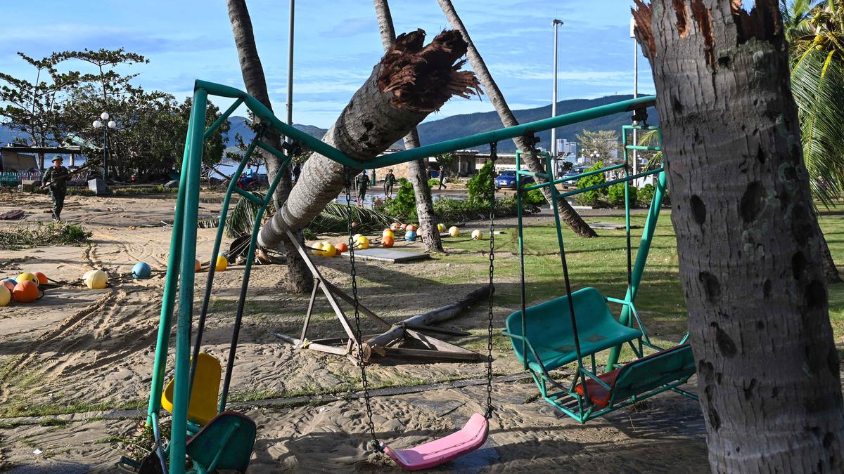 Potret Vietnam Tengah Pasca-Terjangan Topan Kalmaegi