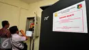 Tim ahli bersama tim penyidik Dirtipikor Bareskrim melakukan pemeriksaan secara teliti terhadap daya UPS untuk melengkapi berkas penyelidikan, Jakarta, Kamis (11/6/2015). Pemeriksaan bertujuan sebagai pemenuhan alat bukti. (Liputan6.com/Yoppy Renato)