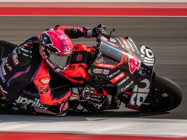 Pembalap Aprilia Racing, Aleix Espargaro memacu motornya saat sesi latihan bebas MotoGP Indonesia 2023 di Sirkuit Mandalika, Lombok, Nusa Tenggara Barat, Jumat (13/10/2023). Espargaro menjadi pembalap tercepat pada sesi ini dengan mencatatkan lap tercepat 1 menit 30,474 detik pada FP2. (AFP/Yasuyoshi Chiba)