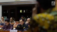 Kapolri Jenderal Pol Tito Karnavian mengikuti raker dengan Komisi III DPR di Gedung Nusantara II, Jakarta, Selasa (5/6). Rapat membahas Rencana Kerja Pemerintah Kementerian/Lembaga (RKP K/L) Tahun 2018 dan sejumlah isu aktual. (Liputan6.com/Johan Tallo)
