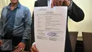 Surat laporan terhadap Ketum PPP hasil Muktamar Jakarta, Djan Faridz ke Bareskrim Mabes Polri atas dugaan pemalsuan formatur PPP, diperlihatkan oleh Ahmad Bay Lubis saat jumpa pers di Jakarta, Kamis (24/3). (Liputan6.com/Johan Tallo)