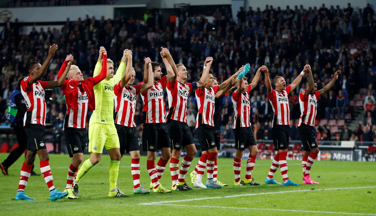 Pemain PSV merayakan kemenangan 2-1 atas MU dalam pertandingan Grup B Liga Champions yang berlangsung di Stadion Philips, Eindhoven, Belanda. Selasa (12/9/2015). (Action Images via Reuters /Andrew Couldridge)