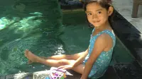 Lucunya Angeline saat bermain di kolam. Tak ada yang menyangka, bocah lucu dan cantik ini harus meninggal dengan cara yang tragis. (Facebook.com/Find Angeline - Bali's Missing Child)