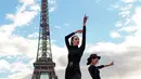Model asal Rusia, Ekaterina Lisina berpose saat berfoto bersama seorang wanita dengan latar belakang Menara Eiffel. Hampir semua bagian tubuhnya berukuran lebih besar, termasuk sepatu. Ukuran sepatu Ekaterina ini nomor 47. (Instagram/ekaterina_lisina15)