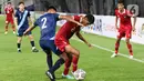 Pemain tengah timnas Indonesia U-20, Achmad Maulana Syarif (keempat kiri) berebut bola dengan bek Guatemala U-20, Julio Fernando Garcia Ramirez pada turnamen mini International Friendly Match di Stadion Utama Gelora Bung Karno, Selasa (21/2/2023). Meski unggul jumlah pemain setelah Julio Garcia Ramirez mendapat kartu kuning kedua yang berujung kartu merah, namun timnas Indonesia tetap harus mengakui keunggulan Guatemala 0-1. (Liputan6.com/Herman Zakharia)