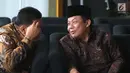 Wakil Ketua DPR Bidang Keuangan Taufik Kurniawan (kanan) berbincang saat tiba di Gedung KPK, Jakarta, Jumat (2/11). Taufik akan menjalani pemeriksaan oleh penyidik KPK. (Merdeka.com/Dwi Narwoko)