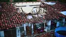 Sebuah atap bangungan yang rusak akibat gempa berkekuatan 8,2 SR di negara bagian Oaxaca, Meksiko (8/9). Gempa yang melanda pada Kamis malam ini, merupakan yang terkuat melanda kawasan itu dalam satu abad. (AFP Photo/Ronaldo Schemidt)