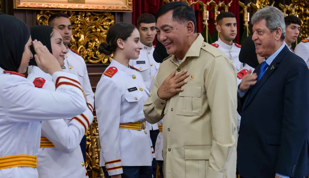 Menteri Pertahanan Indonesia Sjafrie Sjamsoeddin (kedua dari kanan) bersama Duta Besar Palestina untuk Indonesia Zuhair Al-Shun (kanan) bertemu dengan mahasiswa Palestina yang sedang menempuh pendidikan sarjana di Universitas Pertahanan Indonesia (Unhan) , di Kantor Kementerian Pertahanan, Jakarta, pada Jumat 26 September 2025. (BAY ISMOYO/AFP)