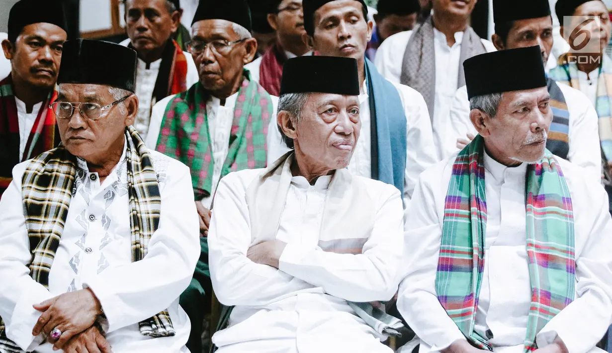 Marbot masjid Jakarta yang diberangkatkan untuk umrah mendengar sambutan Gubernur DKI Jakarta Anies Baswedan di Balai Kota, Jumat (9/11). Jumlah marbot yang diberangkatkan untuk umrah pada tahun ini mengalami peningkatan. (Liputan6.com/Immanuel Antonius)