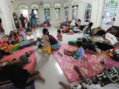 Pengungsi bencana tsunami beristirahat di sebuah masjid di Tenjolahang, provinsi Banten, Rabu (26/12). Tsunami Selat Sunda menerjang kawasan pesisir pantai di Pandeglang, Serang, Banten dan Lampung Selatan pada 22 Desember 2018. (Sonny TUMBELAKA / AFP)