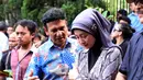 Desy Ratnasari dan Mark Sungkar juga tertunduk lesu di pemakaman Didi Petet. (Wimbarsana/Bintang.com)