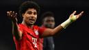 Gelandang Bayern Munchen, Serge Gnabry, merayakan kemenangan atas Tottenham pada laga Liga Champions di Stadion Tottenham, London, Selasa (1/10). Tottenham kalah 2-7 dari Munchen. (AFP/Glyn Kirk)
