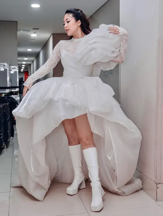 Structure skirt yang bervolume menghidupkan karakter Yuna di penampilan Sherina Munaf. [@sherinamunaf]