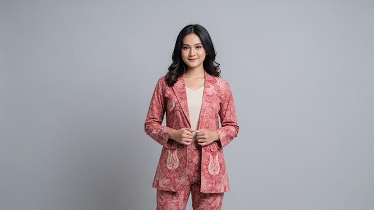 12 Model Baju Batik Blazer Wanita Terbaru Warna Pastel, Tampil Rapi dan Elegan