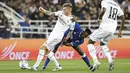 Gelandang Al Hilal,  Mohamed Kanno (Tengah) berjuang untuk bola dengan gelandang Real Madrid Toni Kroos (Kiri) dalam partai final Piala Dunia Antarklub 2022 di Prince Moulay Abdellah Stadium, Rabat, Minggu (12/2/2023) dini hari WIB. Pada laga ini Madrid tampil dominan hampir sepanjang 90 menit, meski kemasukan tiga gol. (AP Photo/Mosa'ab Elshamy)