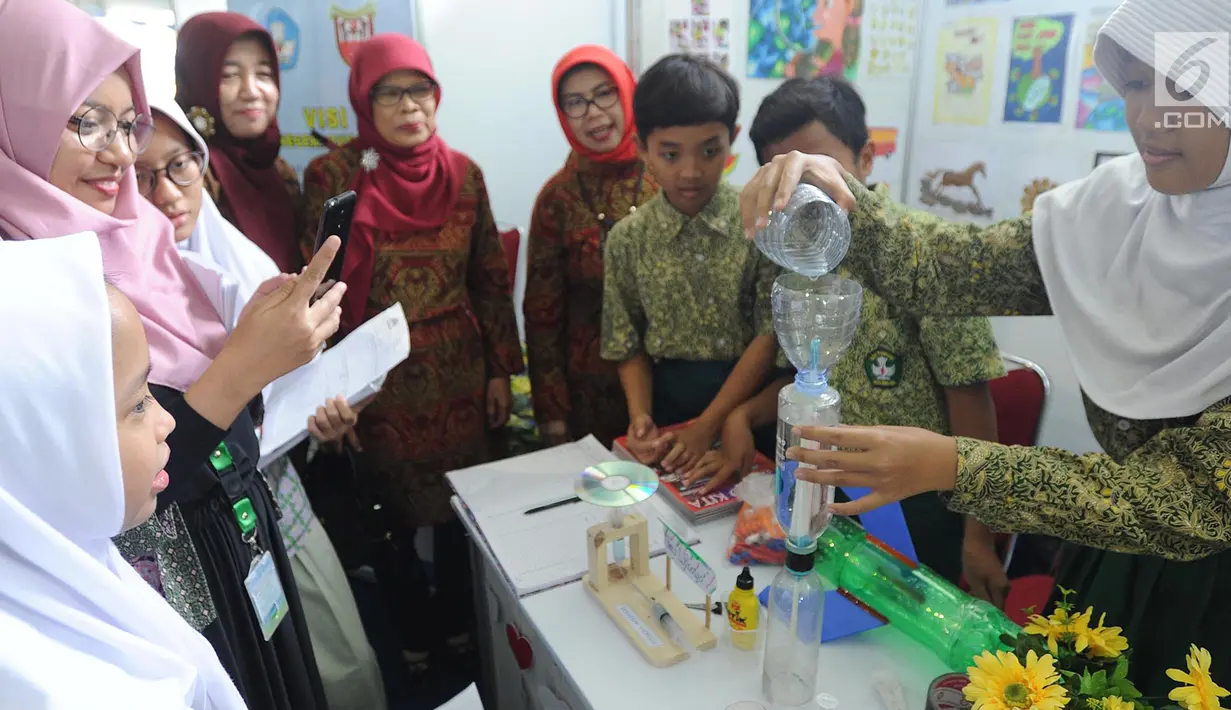 Murid SDN Puspiptek menjelaskan cara kerja air mancur hidrolik ciptaannya saat kegiatan Puspiptek Innovation Festival (PIF) 2018 di kawasan Puspiptek, Setu, Tangerang Selatan, kamis (27/9). (Merdeka.com/Arie Basuki)