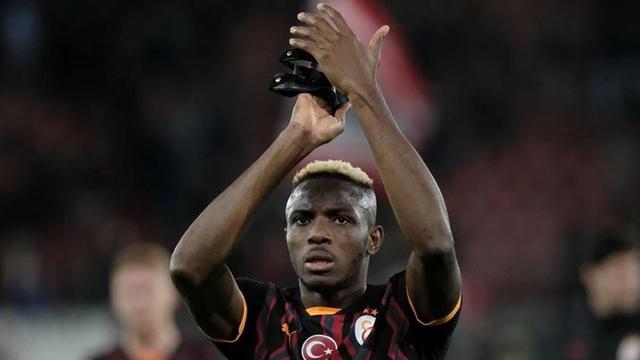 Victor Osimhen memberikan applaused kepada fans Galatasaray di laga Liga Europa 2024-2025 melawan AZ Alkmaar, 28 November 2024 lalu. (c) AP Photo/Patrick Post