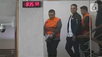 Wakil Menteri Imigrasi dan Pemasyarakatan (Wamen Imipas), Silmy Karim (kiri), dikawal petugas menuju mobil tahanan usai menjalani pemeriksaan intensif di Gedung Merah Putih Komisi Pemberantasan Korupsi (KPK), Jakarta, Kamis (4/6/2026). (Liputan6.com/Helmi Fithriansyah)