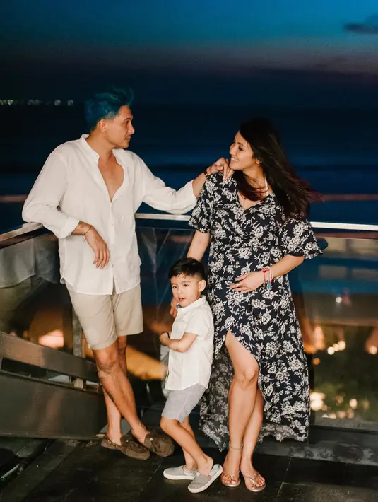 Sharena Gunawan dan Ryan Delon kerap menghabiskan waktu bersama dengan berlibur. Tak hanya berdua, mereka juga membawa serta Ryshaka. (Foto: instagram.com/mrssharena)