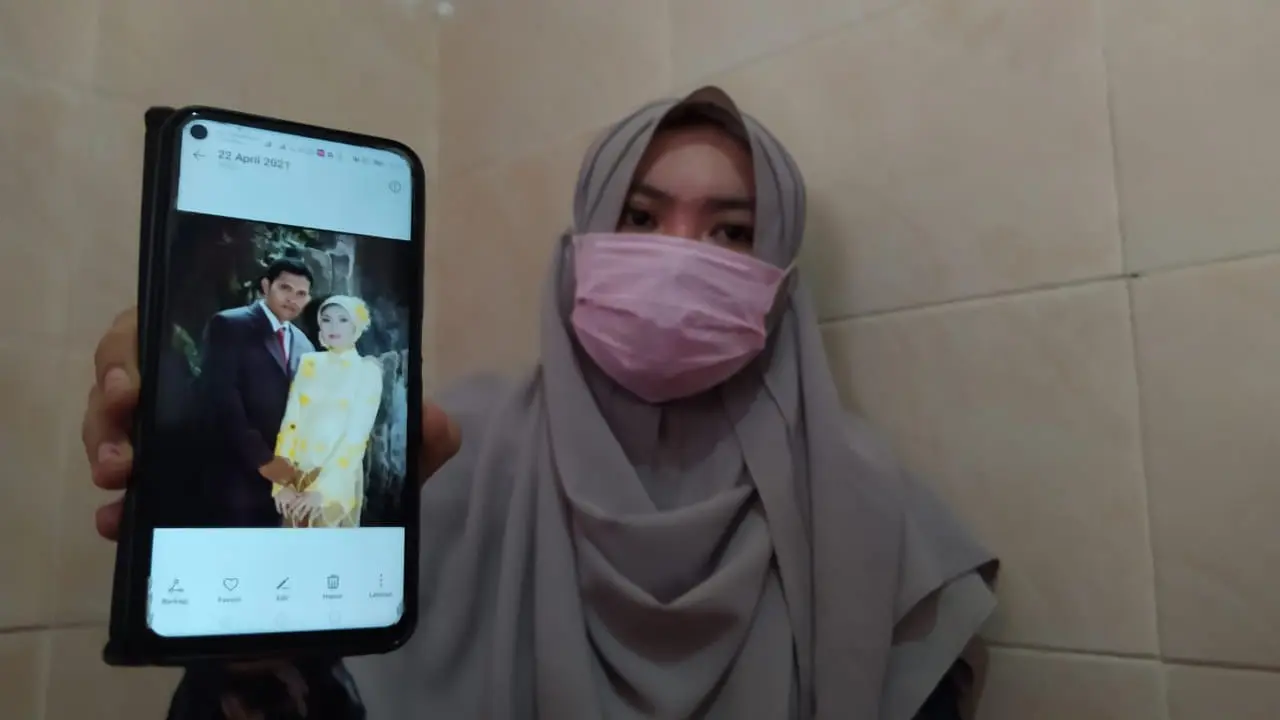 Berda Asmara, Istri  juru diesel di KRI Nanggala-402 Serda Mes Guntur Ari Prasetya. (Dian Kurniawan/Liputan6.com)