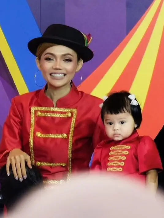 <p>Setelah menjalankan tugas jadi MC, Rina tampak foto bareng bersama Ameena. [Foto: instagram.com/rinanose16]</p>