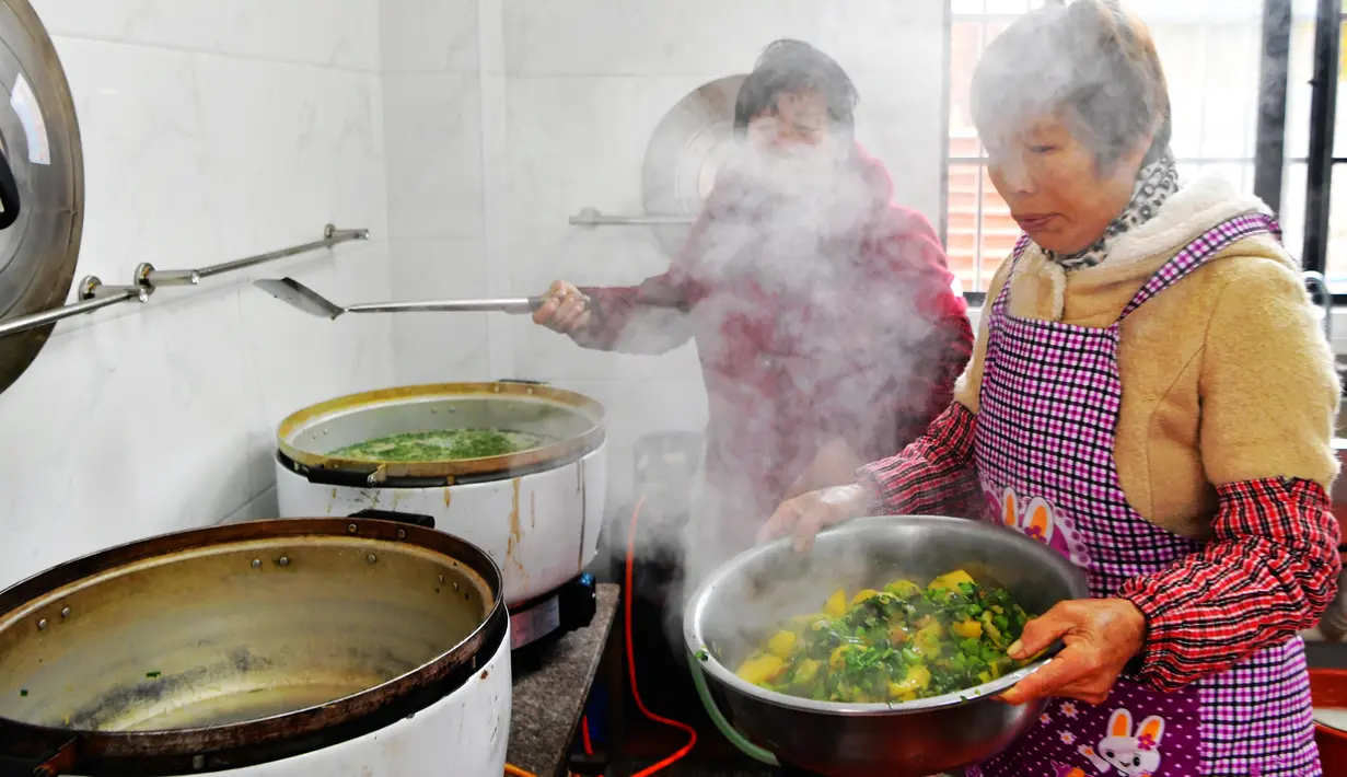 Sukarelawan memasak di sebuah kantin untuk warga lanjut usia (lansia) di Desa Yingshan, Kota Quanzhou, Provinsi Fujian, China pada 17 Desember 2020. Banyak desa dan komunitas di Quanzhou mendirikan kantin makanan gratis untuk warga berusia 60 tahun ke atas yang tinggal sendiri. (Xinhua/Wei Peiquan)