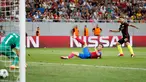 Pemain Manchester City, Sergio Aguero mencetak gol ke gawang Steaua Bucharest dalam play-off pertama Liga Champions di Arena Nationala, Selasa (16/8). Aguero mencetak hattrick di laga tersebut. (REUTERS)