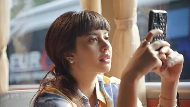 Gaya Aurelie Moeremans dengan Poni Depan, Kian Menawan