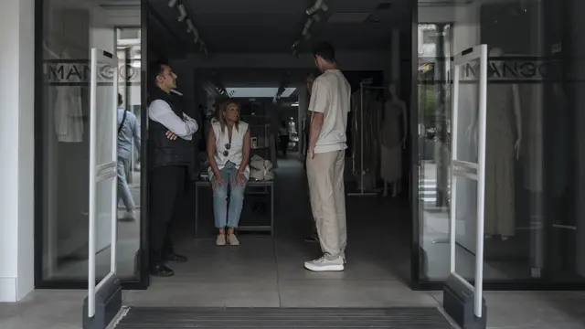 Karyawan toko menunggu saat listrik padam di Cannes, Prancis selatan, Sabtu, 24 Mei 2025. (AP/Lewis Joly)