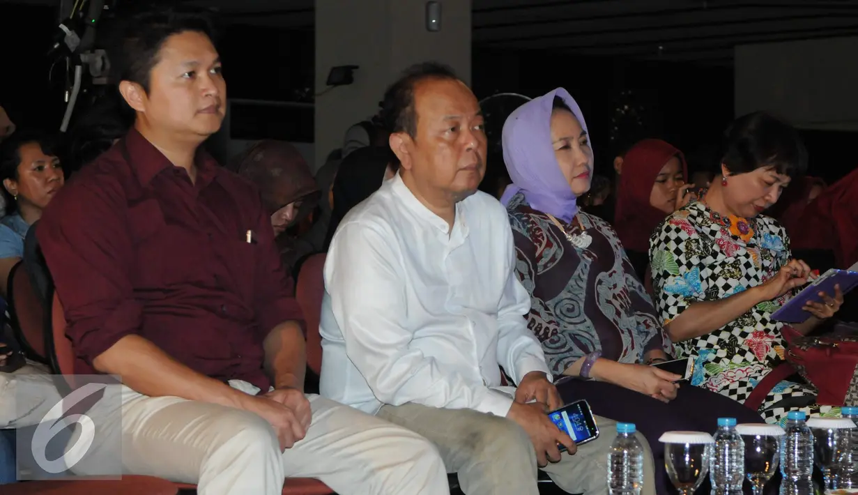 Pemimpin Redaksi Liputan6.com, Mohamad Teguh (kedua kiri) menyaksikan acara EGTC 2016 dengan menghadirkan dengan Gubernur Jawa Tengah Ganjar Pranowo sebagai pembicara, Yogjakarta, Kamis (3/11). (Liputan6.com/Helmi Afandi)