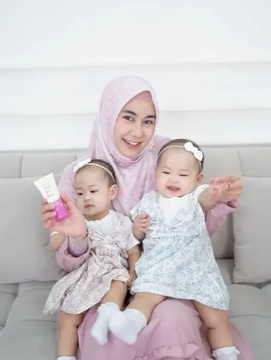 Anisa Rahma asuh buah hati [Instagram/anisarahma_12]