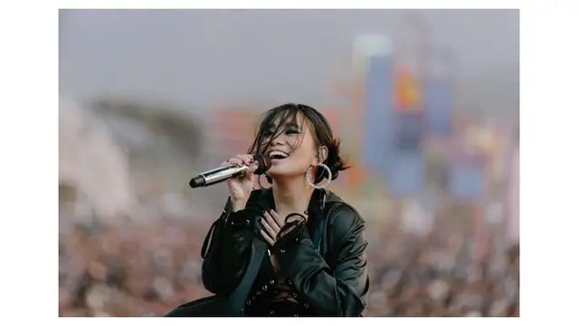7 Gaya Penampilan Niki saat Tampil di Coachella Mingggu Ke-2, Tampil Memukau