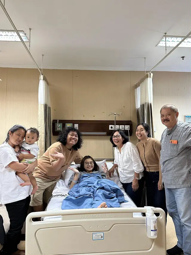 Cesen, Marshel Widianto, dan tim dokter. (Foto: Dok. Instagram @marshel_widianto)